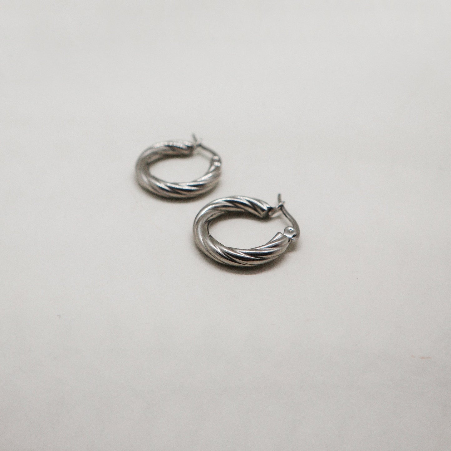 Noor twisted silver earrings 20 mm