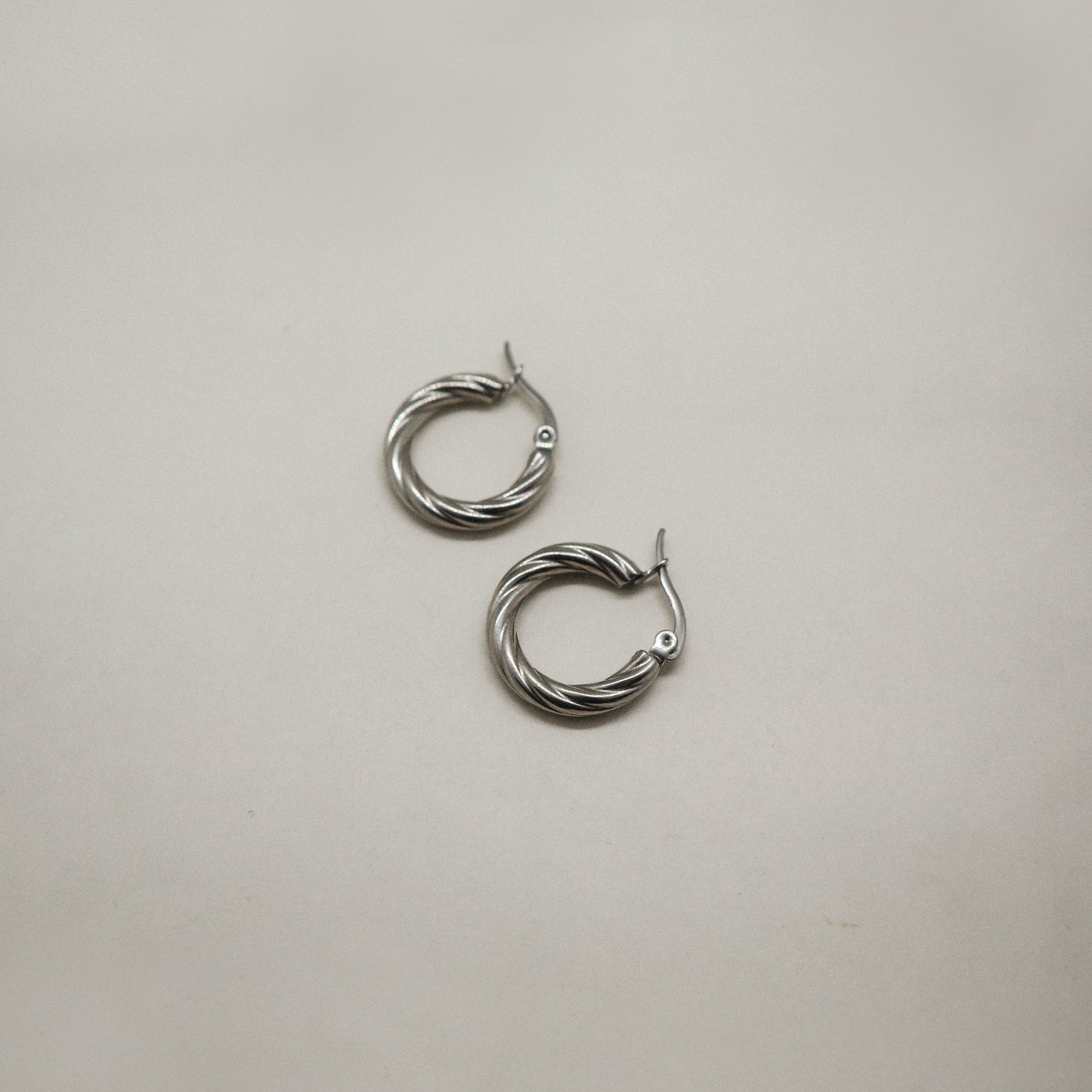 Noor twisted silver earrings 20 mm