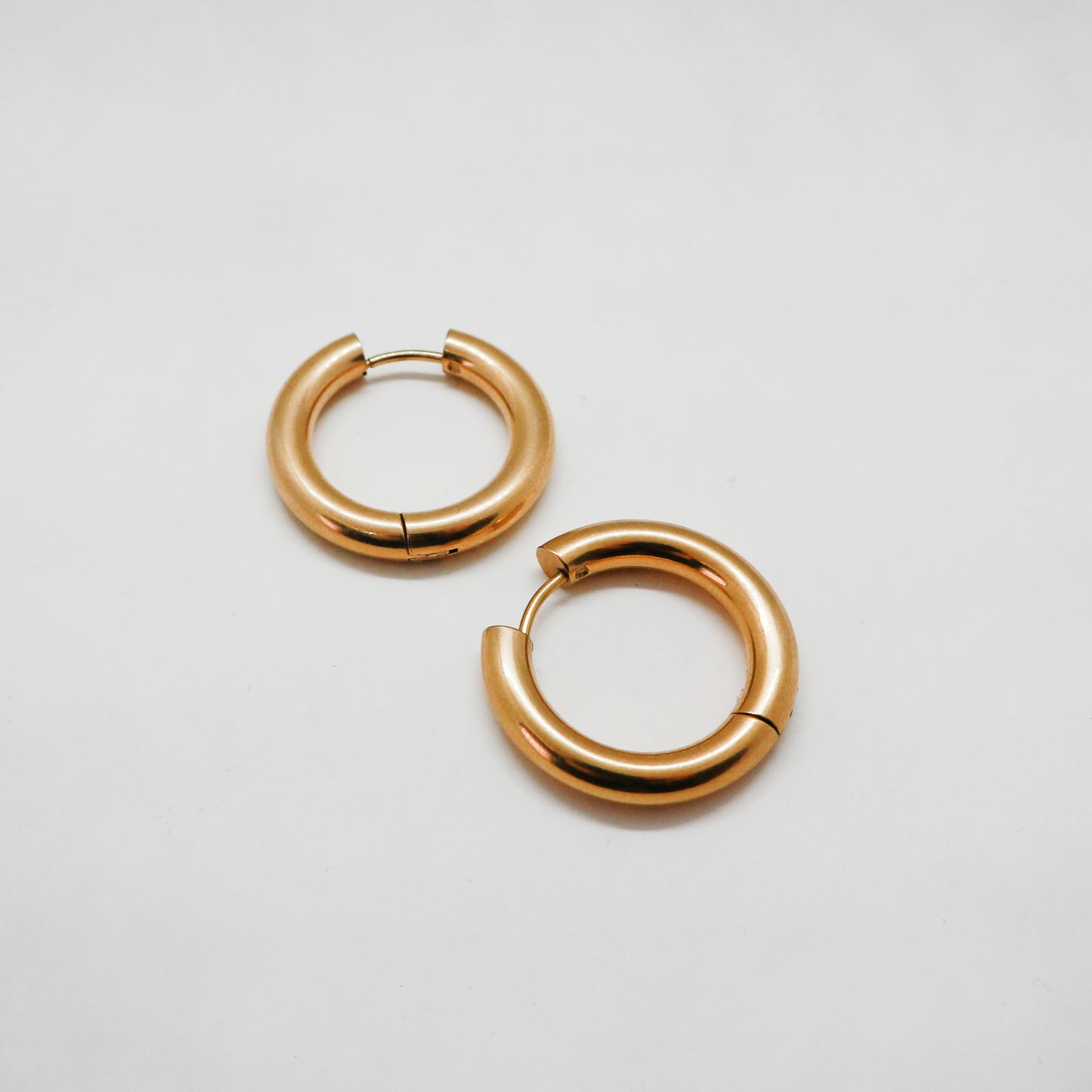 Plain anna large earrings gold